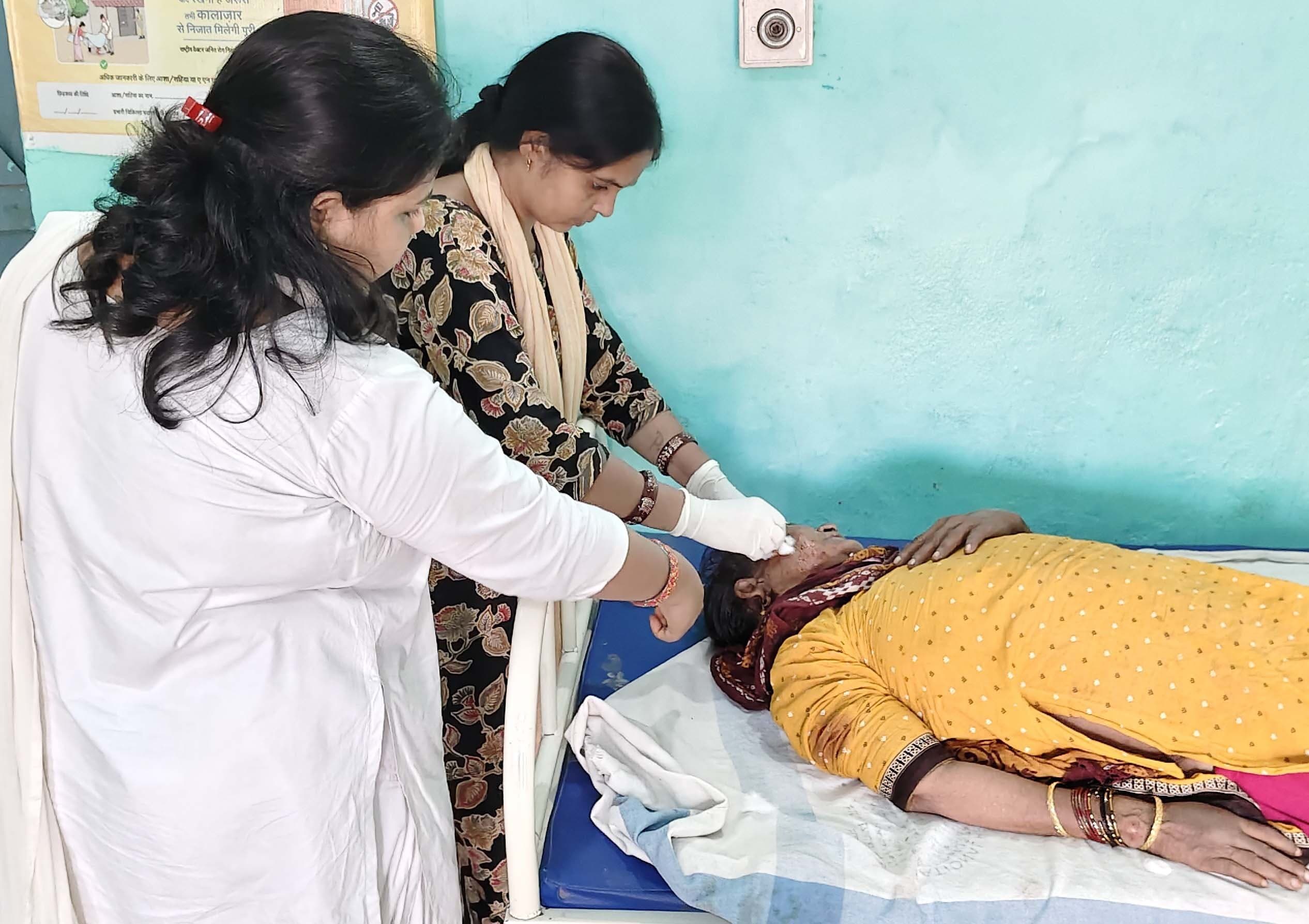 ट्रिपल लोड बाइक की ठोकर से बुजुर्ग महिला घायल