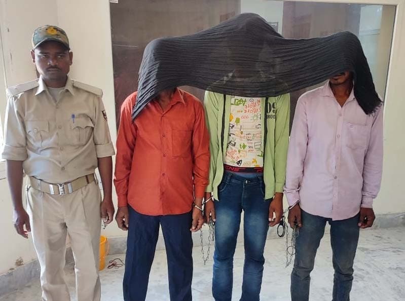 कोऑपरेटिव बाजार से तीन शराबी गिरफ्तार