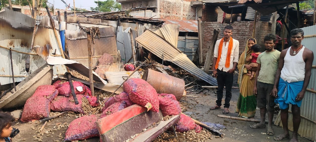 शॉर्ट सर्किट से लगी आग में चार घर जलकर राख