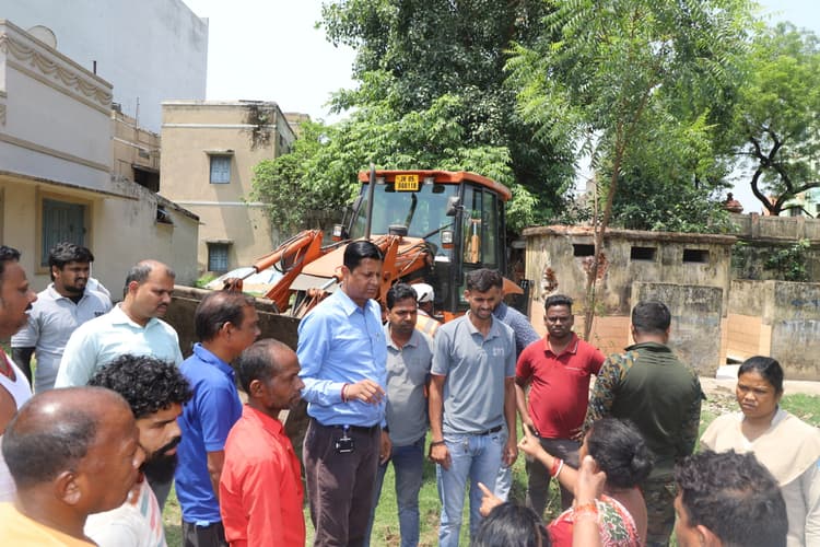 Jamshedpur News : सीतारामडेरा : सार्वजनिक शौचालय तोड़ने पहुंची टीम का विरोध, हंगामा