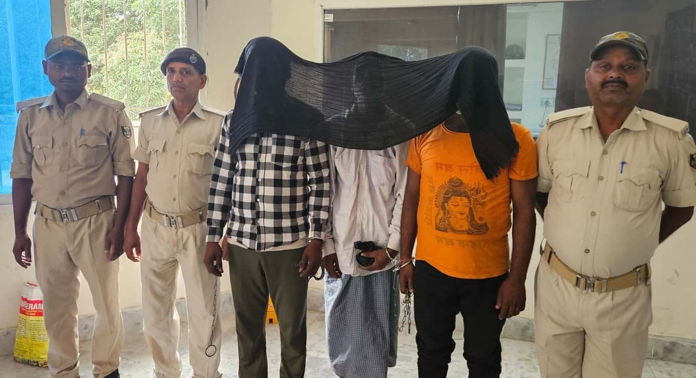 दो वारंटी समेत तीन गिरफ्तार