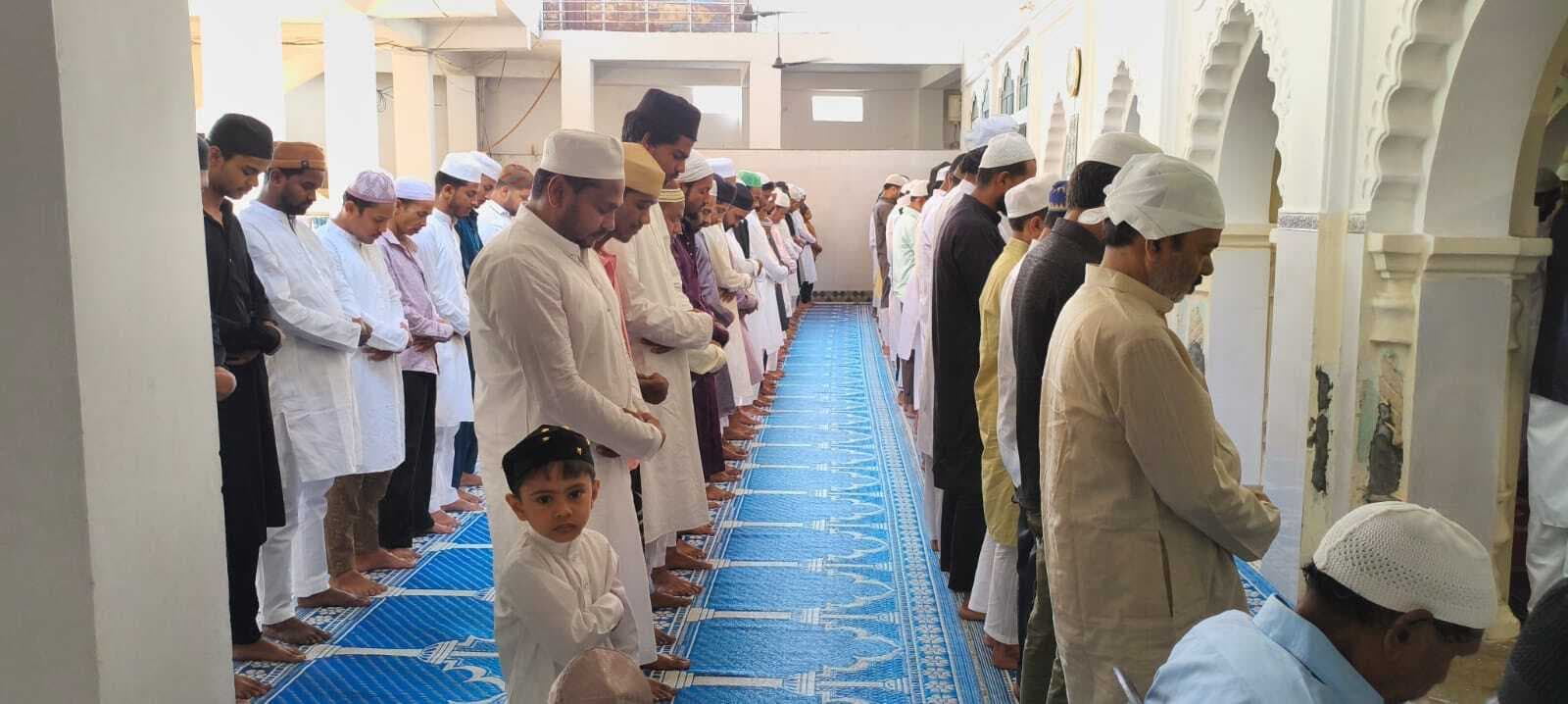 मस्जिदों-ईदगाहों में अकीदत के साथ अता की नमाज, मांगी अमन की दुआ