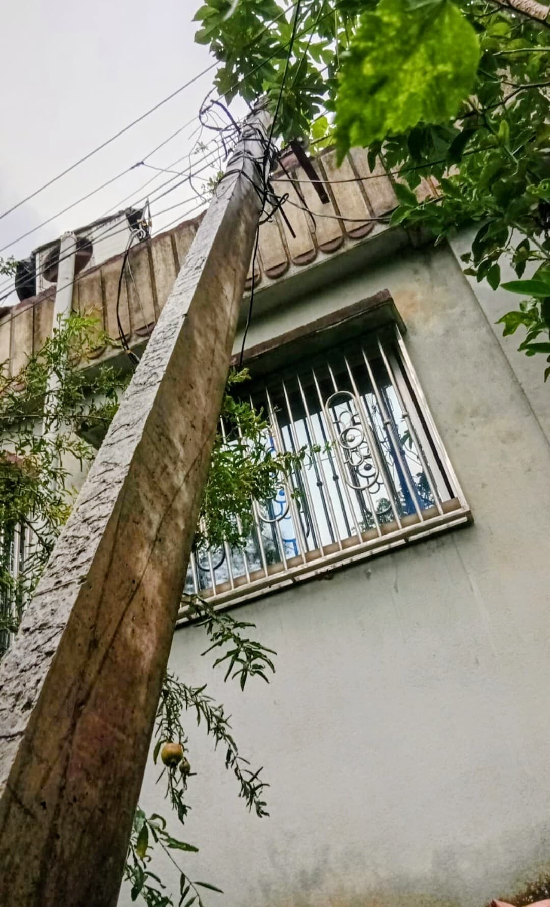 Chakradharpur News : मनोहरपुर में आंधी के बाद 21 घंटे बिजली गुल, गर्मी में पानी के लिए परेशान रहे लोग