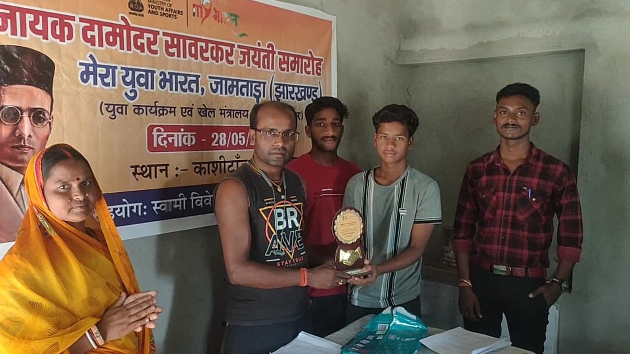 निबंध प्रतियोगिता के प्रतिभागी हुए सम्मानित