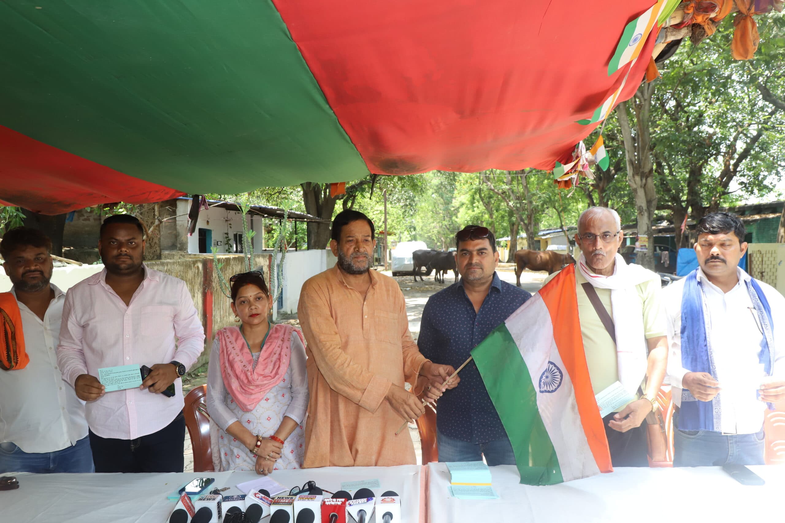 Jamshedpur News : निजी स्कूलों की मनमानी के खिलाफ ''भिक्षाटन'' और पोस्टकार्ड हस्ताक्षर अभियान शुरू