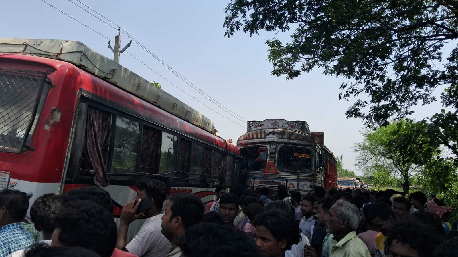 बस और ईंट लदे ट्रक में टक्कर, कई यात्री घायल