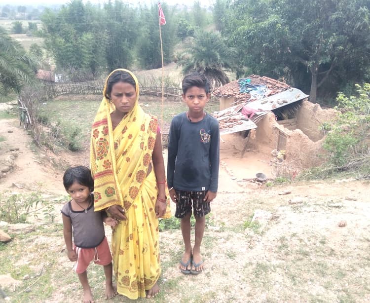 Giridih News :मुख्यमंत्री के निर्देश पर लक्षमनिया गांव पहुंचे बीडीओ, सरिता की सुनीं समस्याएं