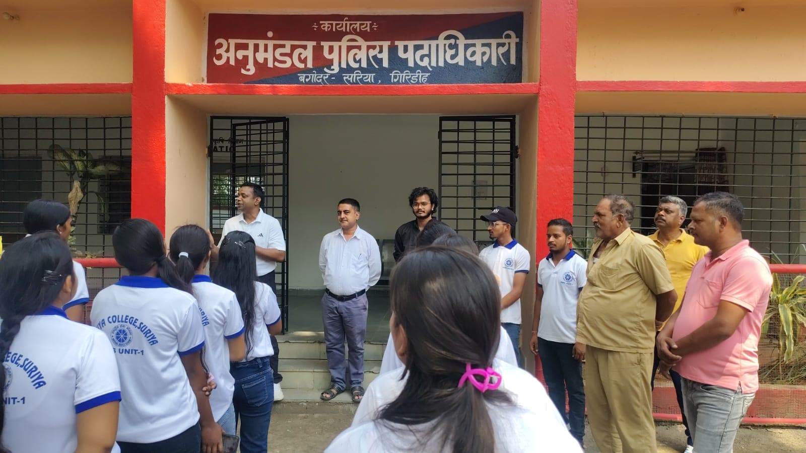 Giridih News :एनएसएस ने चलाया सड़क सुरक्षा जागरूकता अभियान