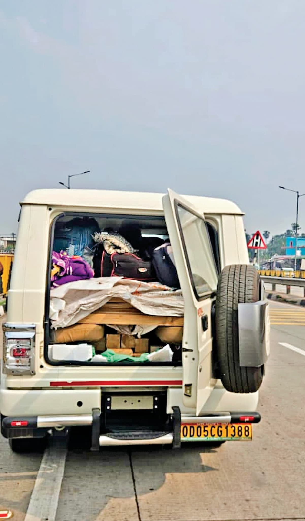 Sambalpur News: फॉरेस्ट ऑफिसर की गाड़ी से सागवान की लकड़ी मिली, जांच के बाद छोड़ा