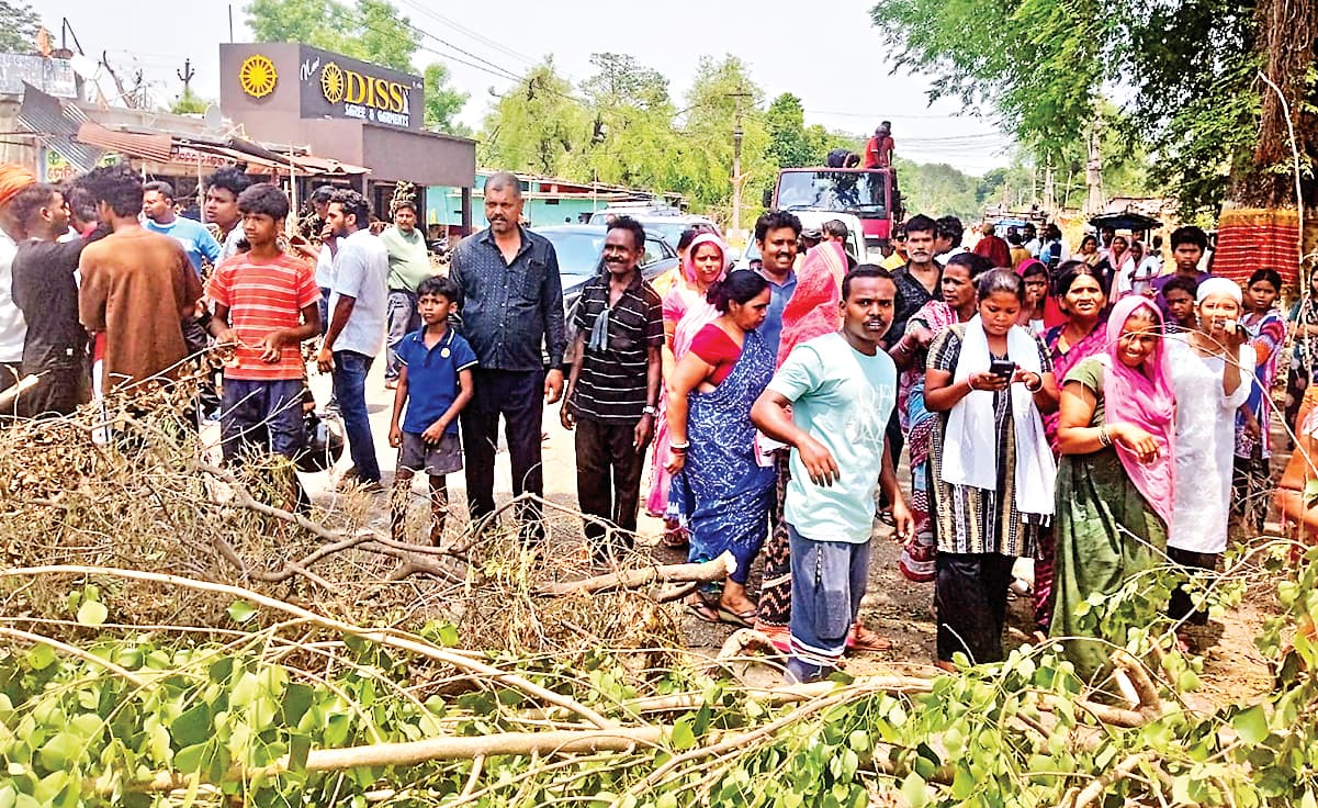 Rourkela News: तीन दिन से बिजली-पानी से वंचित परिवारों के सब्र का बांंध टूटा, एनआइटी रोड जाम किया