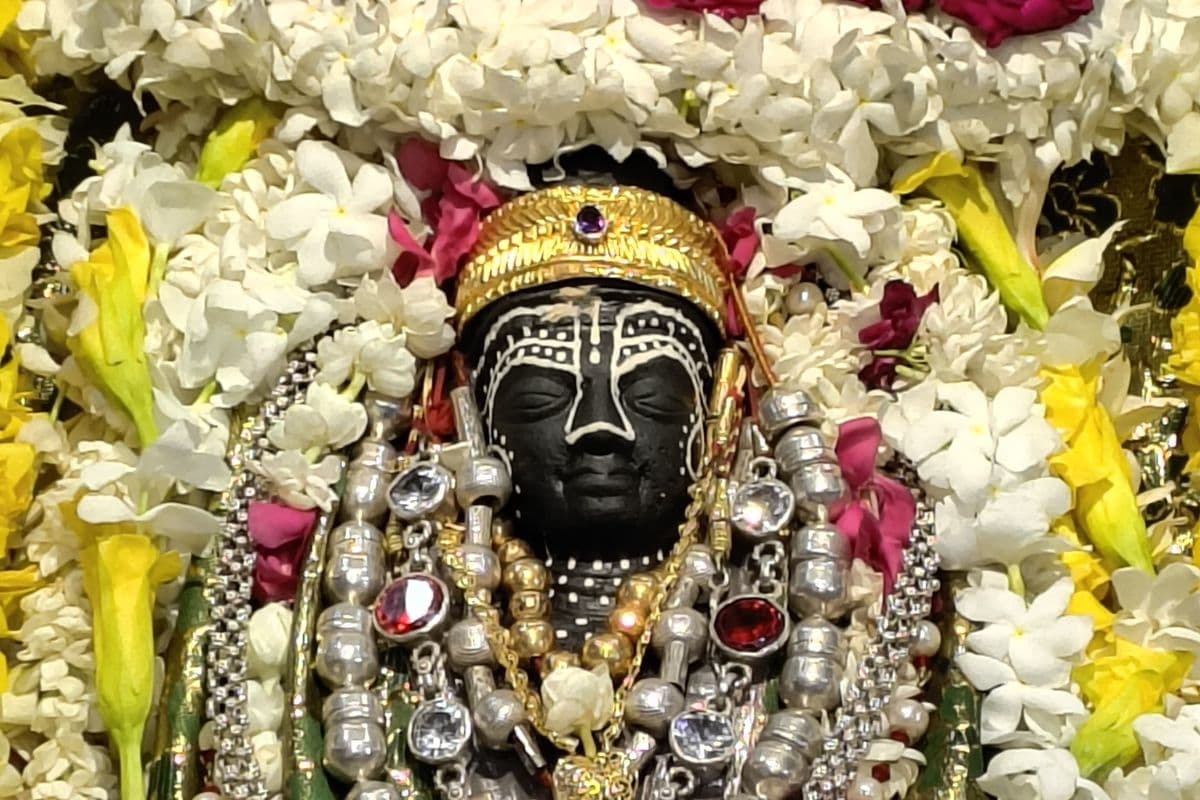 सुबह 5 बजे खुला मंदार मधुसूदन मंदिर का पट, पंचामृत स्नान और भव्य शृंगार के लिए उमड़े श्रद्धालु