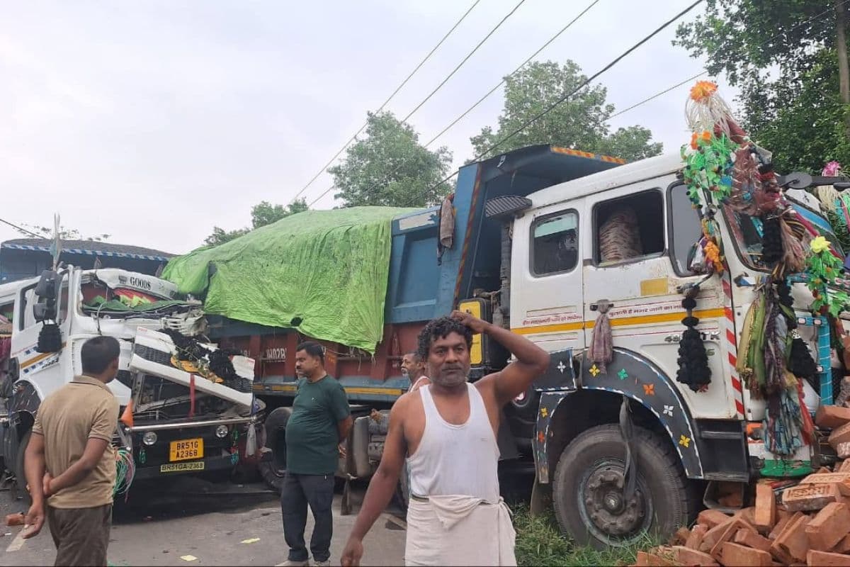 बांका में सुबह-सुबह सड़क हादसा, खड़े हाइवा में दूसरे हाइवा ने मारी जोरदार टक्कर, दो चालक घायल