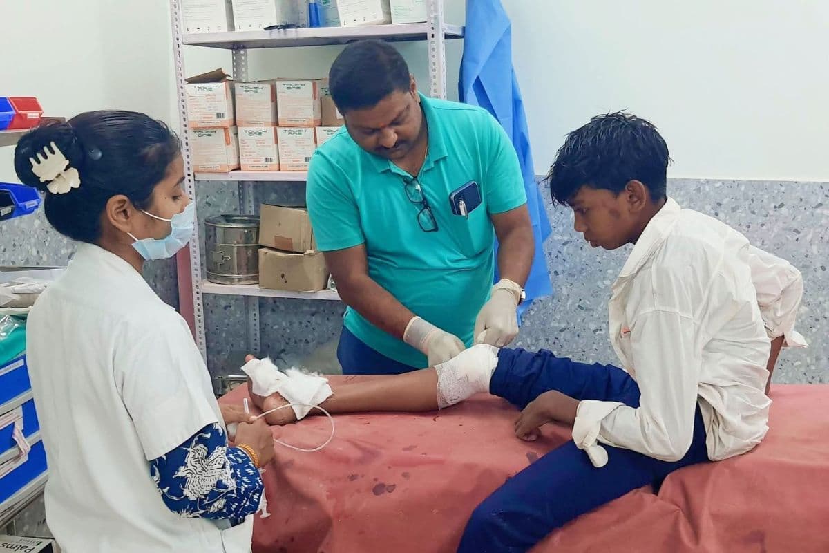 कटोरिया में स्कूटी व साइकिल की सीधी टक्कर, दो छात्र समेत तीन घायल, सीएचसी में भर्ती