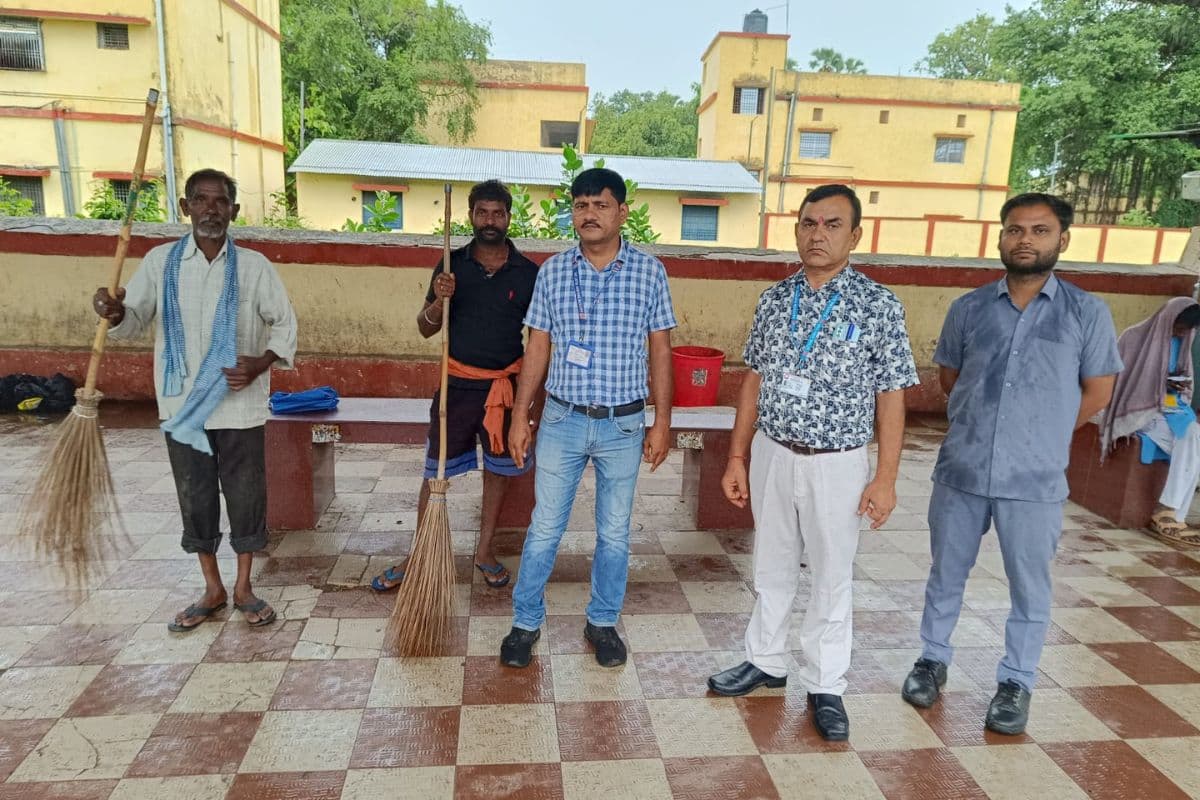 कहलगांव रेलवे स्टेशन के प्लेटफॉर्म नंबर 2 पर चला मेगा सफाई अभियान, यात्रियों को दिया स्वच्छता का संदेश