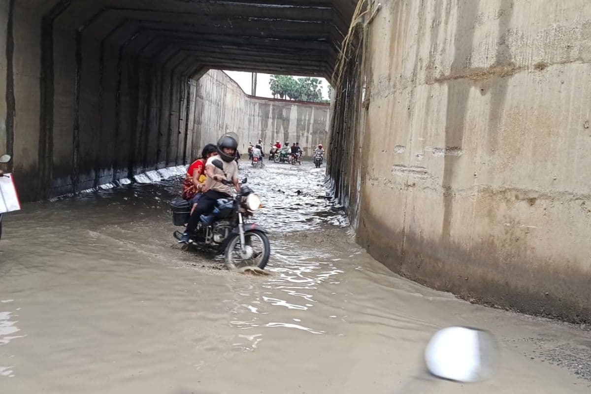 पंजवारा-गोड्डा मुख्य मार्ग के अंडरपास बना तालाब, बारिश के बाद राहगीरों की बढ़ी मुश्किलें