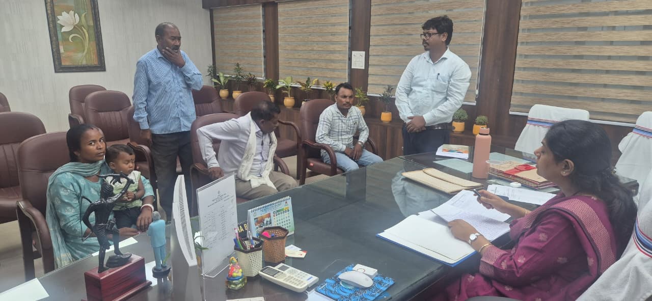डीसी ने जन समाधान दिवस पर सुनी लोगों की समस्याएं