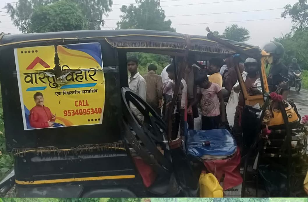 कार व ऑटो में आमने-सामने की टक्कर, दोनों वाहन जब्त