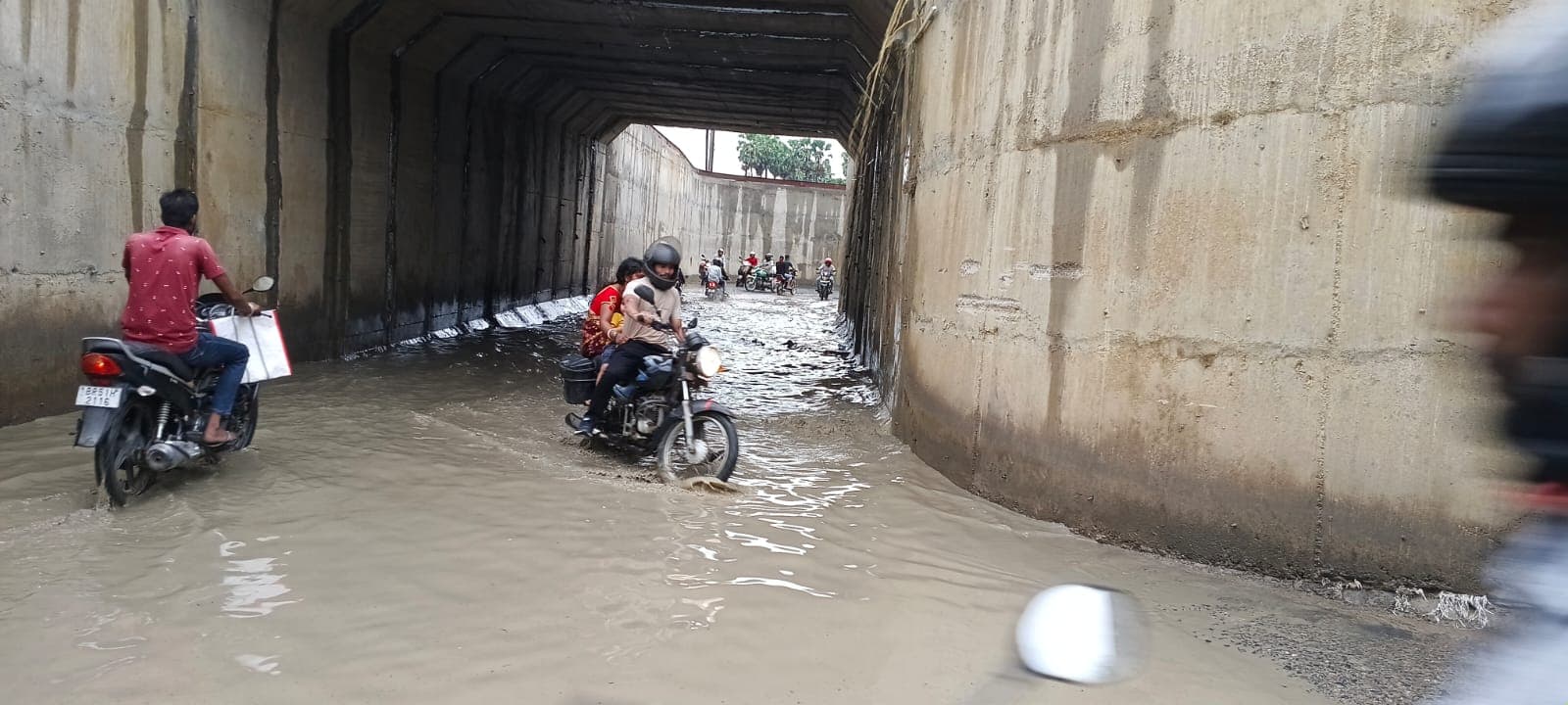 पंजवारा रेलवे अंडरपास बना तालाब, राहगीर हो रहे हादसों का शिकार