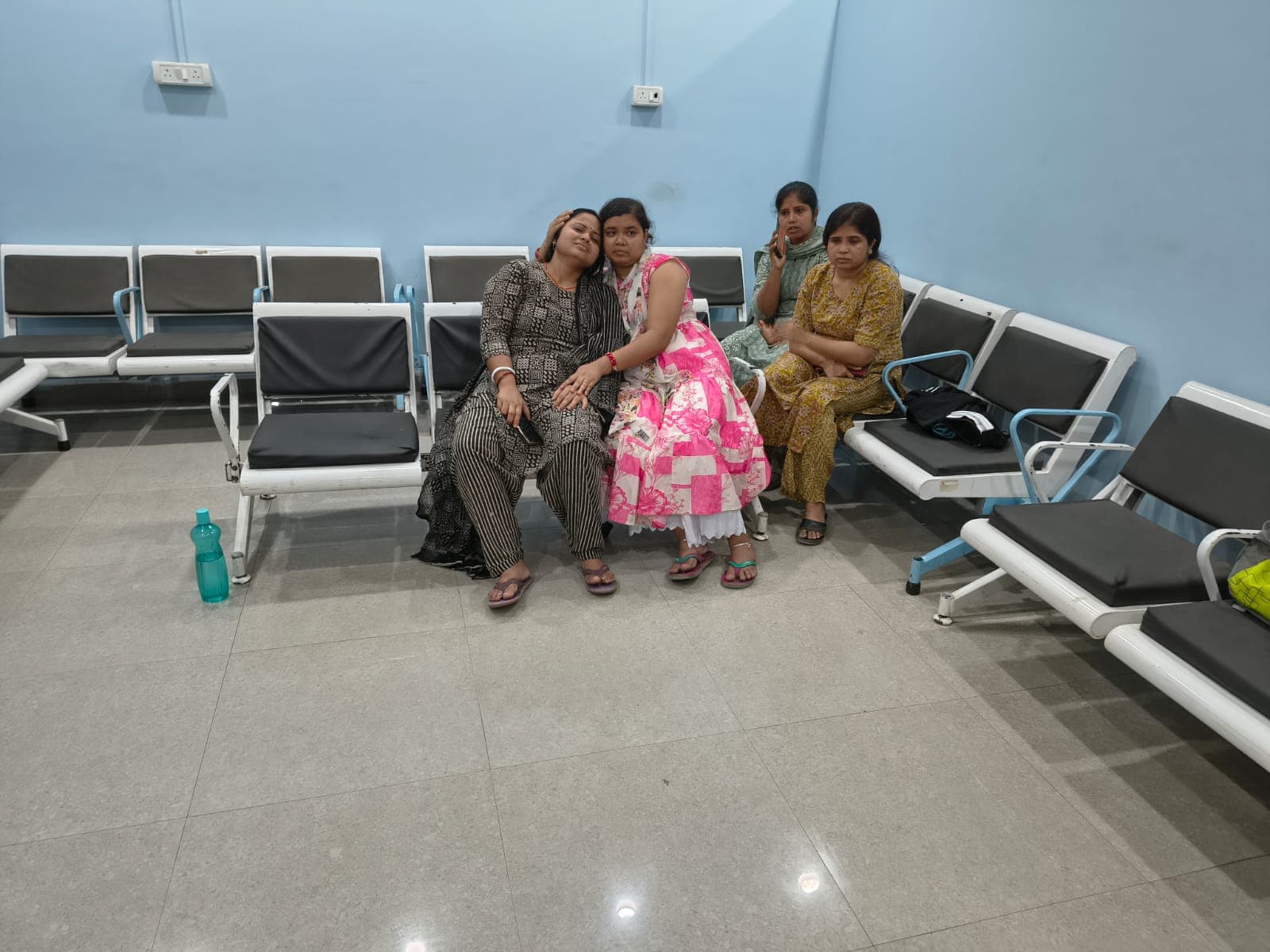स्कूल जा रहे शिक्षक सह मुखिया पुत्र को मारी गोली, बाल-बाल बची जान