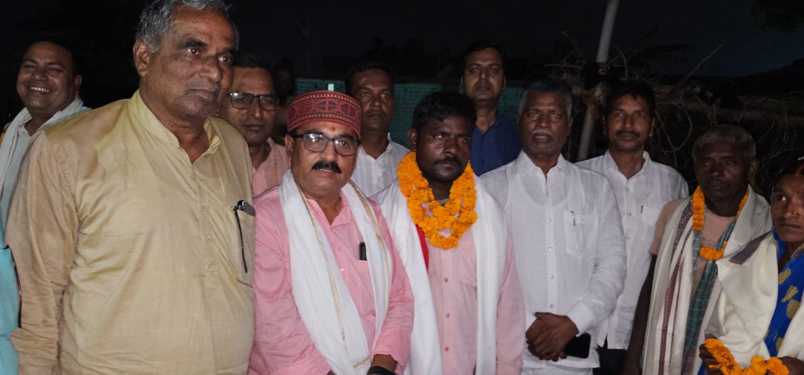 जयकांत मांझी के घर पहुंचे विधायक, पूरे परिवार को किया सम्मानित