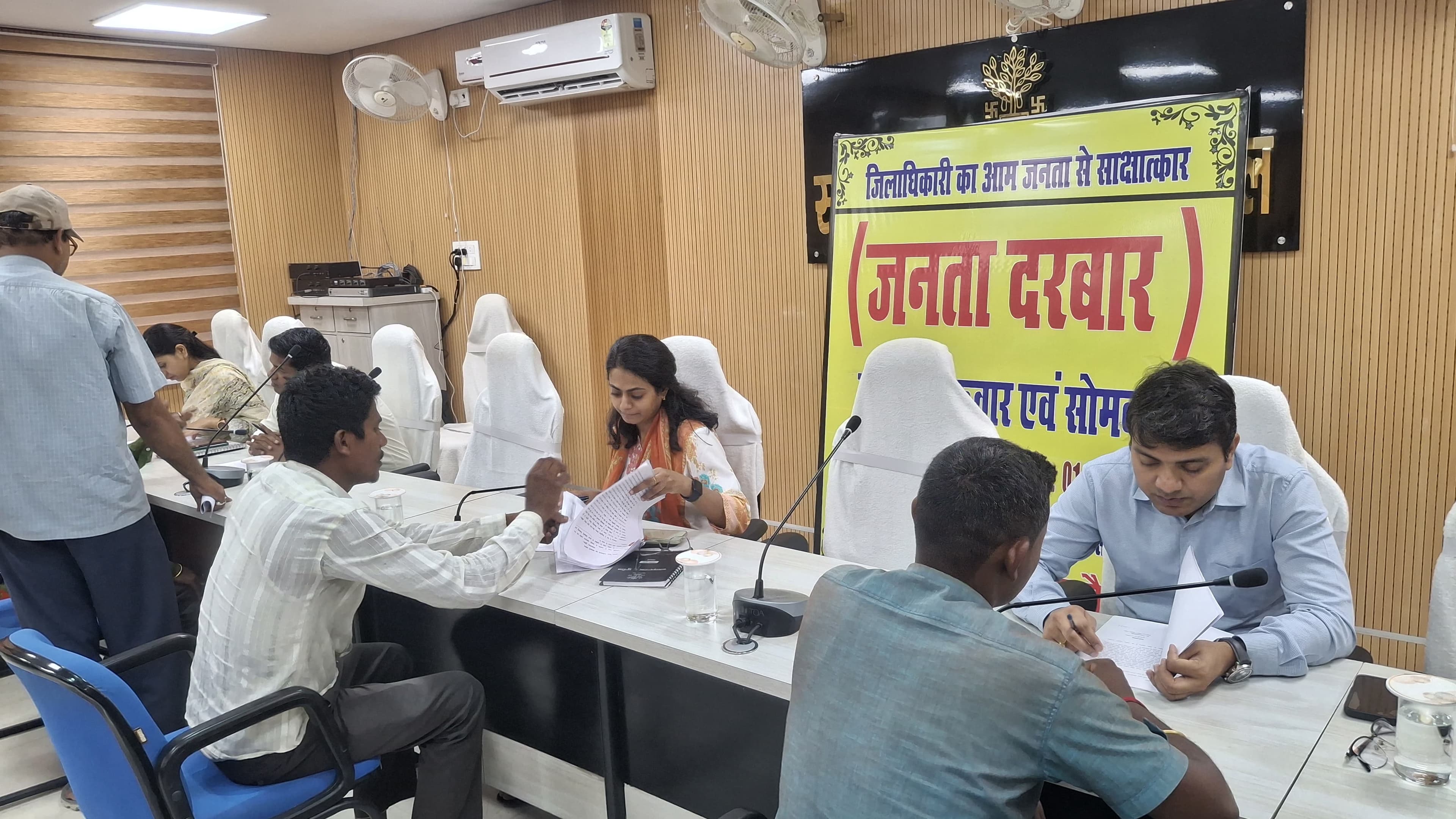 जनता दरबार में उमड़ी फरियादियों की भीड़, 22 आवेदनों पर त्वरित कार्रवाई के निर्देश