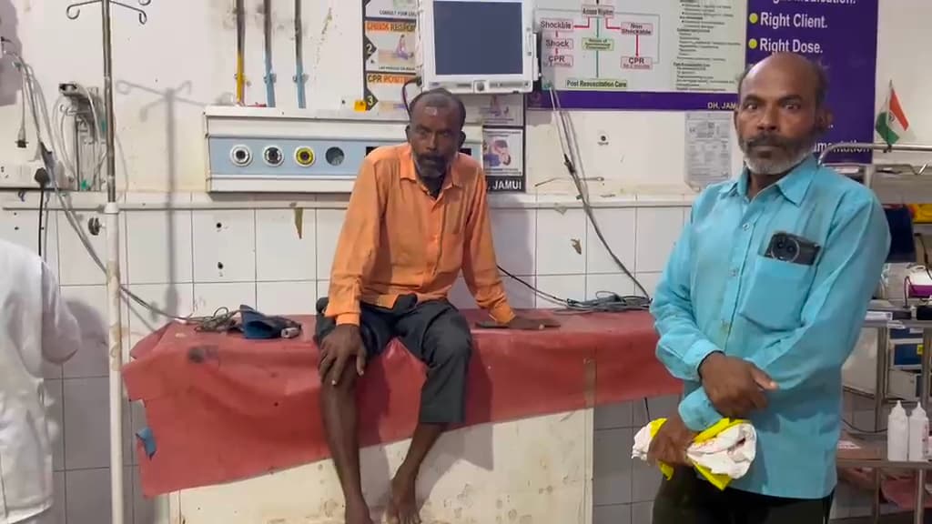 तेज रफ्तार अल्टो ने बाइक को मारी टक्कर, पिता समेत दो पुत्र घायल