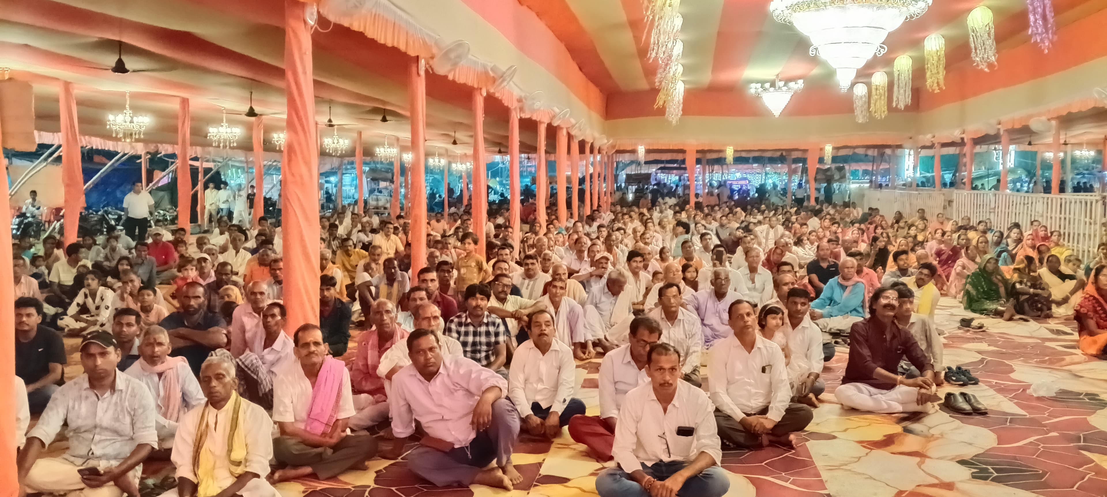 श्रीकृष्ण की लीला का प्रसंग सुनकर मंत्रमुग्ध हुए श्रोता