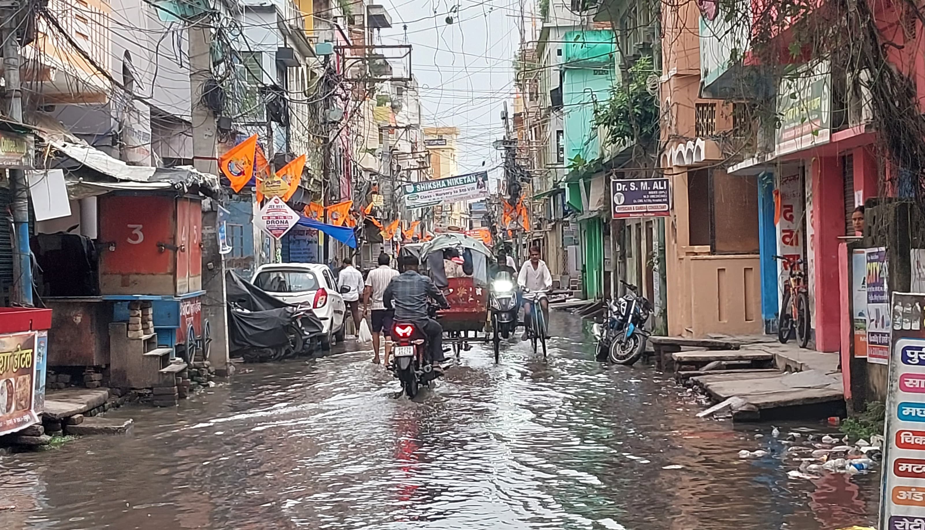 हल्की बारिश में शहर की सड़कों पर जलजमाव, कीचड़ से बेहाल हुए लोग