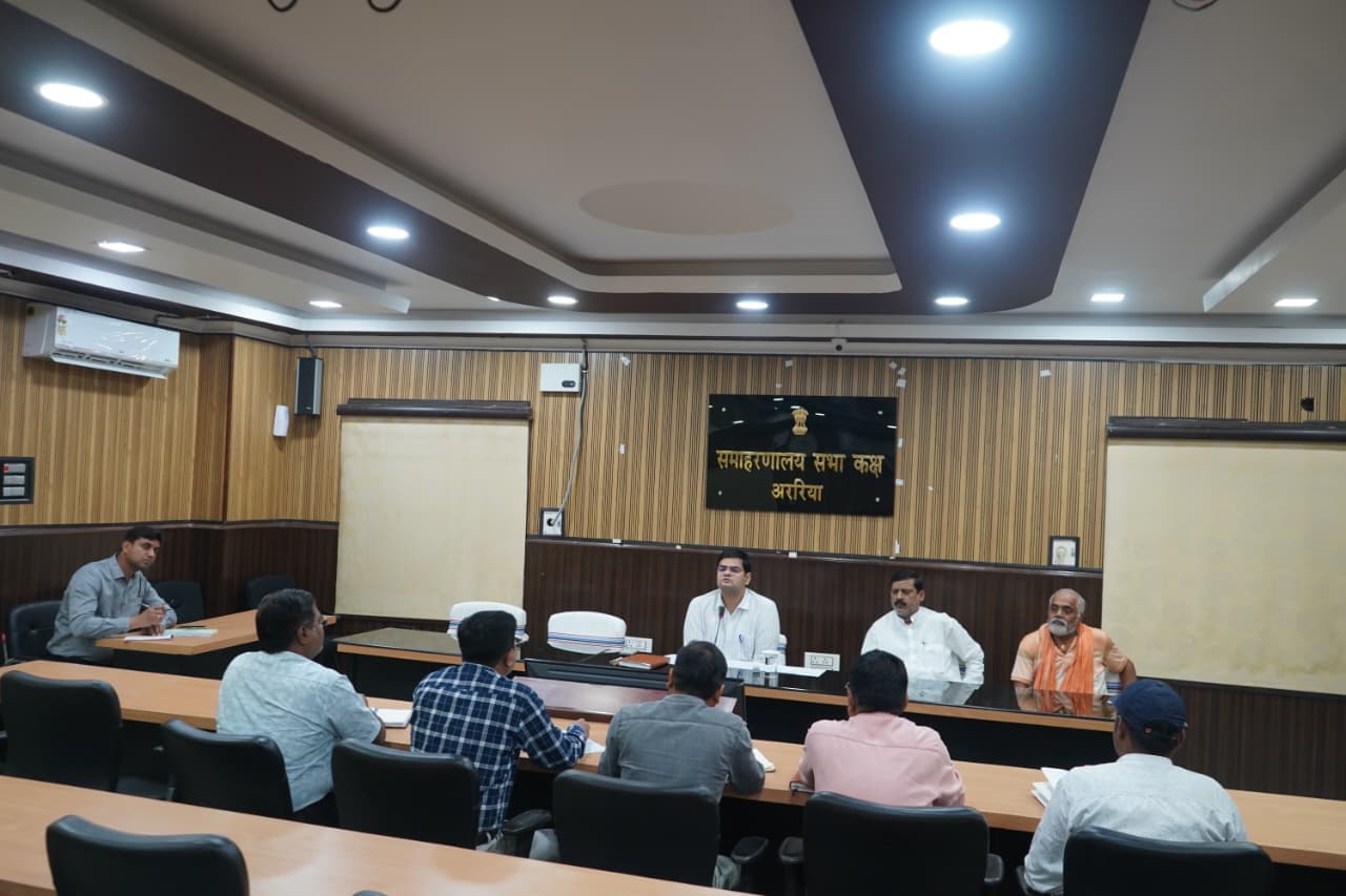 अधिक से अधिक लाभुकों को दें योजना का लाभ : डीएम