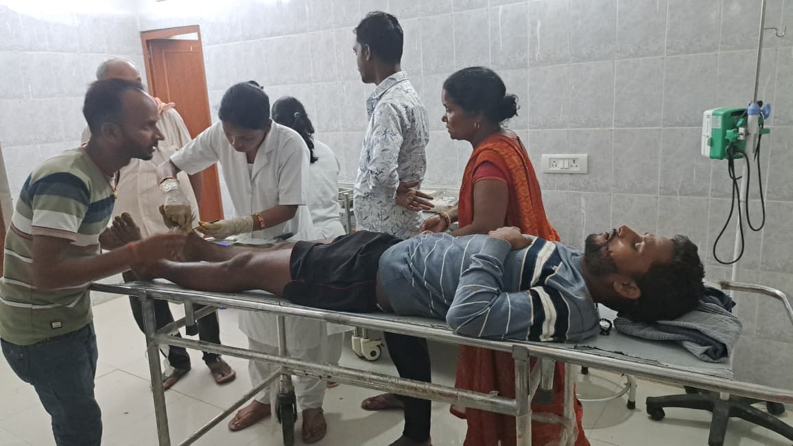 दो बाइकों की टक्कर में पुलिस चालक सहित तीन जख्मी, दो रेफर