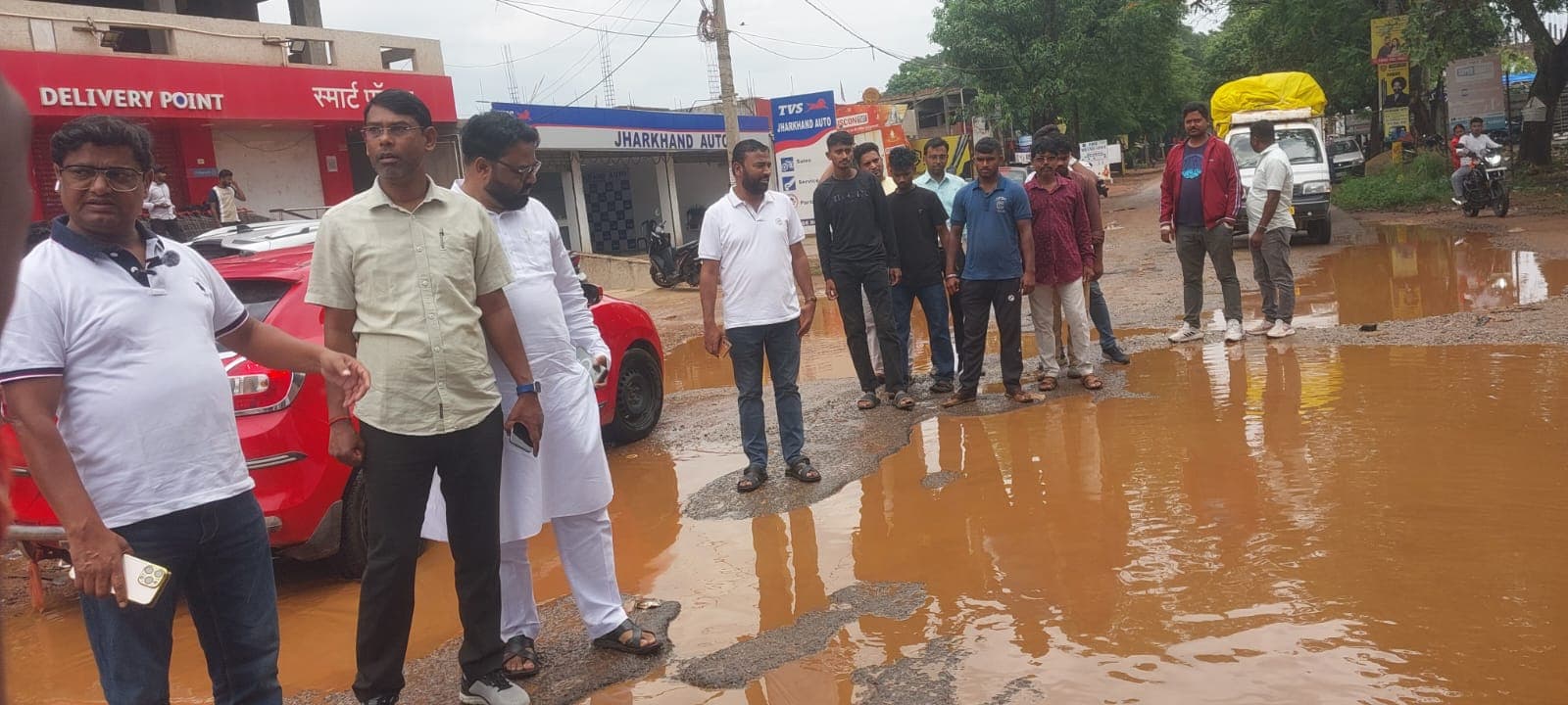 जर्जर सड़कों से लोगों को परेशानी