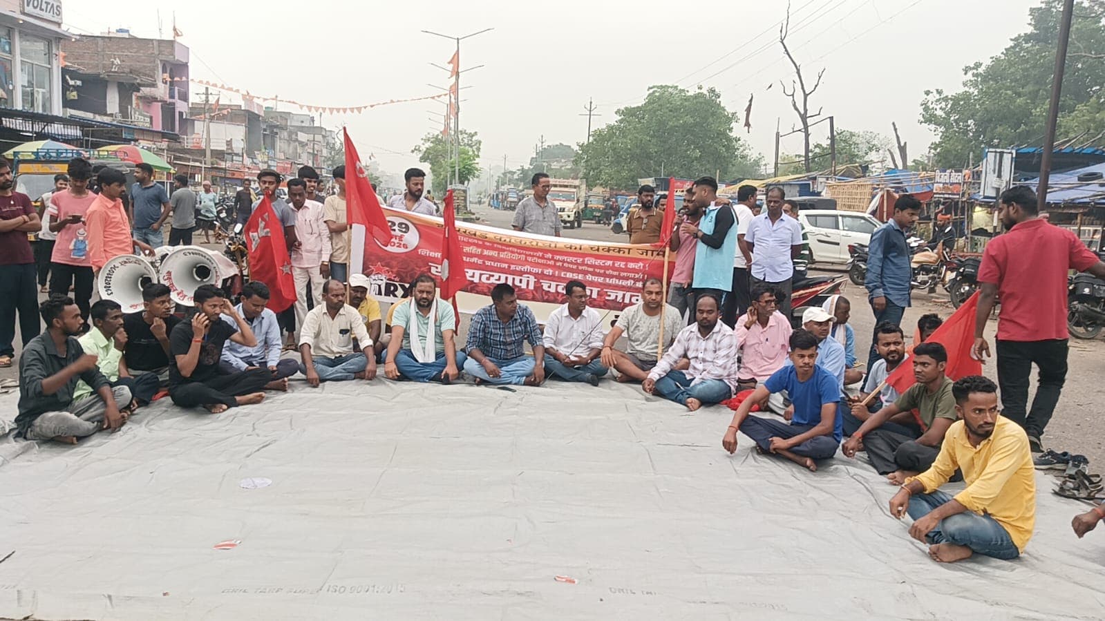Giridih News :नीट पेपर लीक व झारखंड के विश्वविद्यालयों में कलस्टर सिस्टम के खिलाफ सड़क जाम