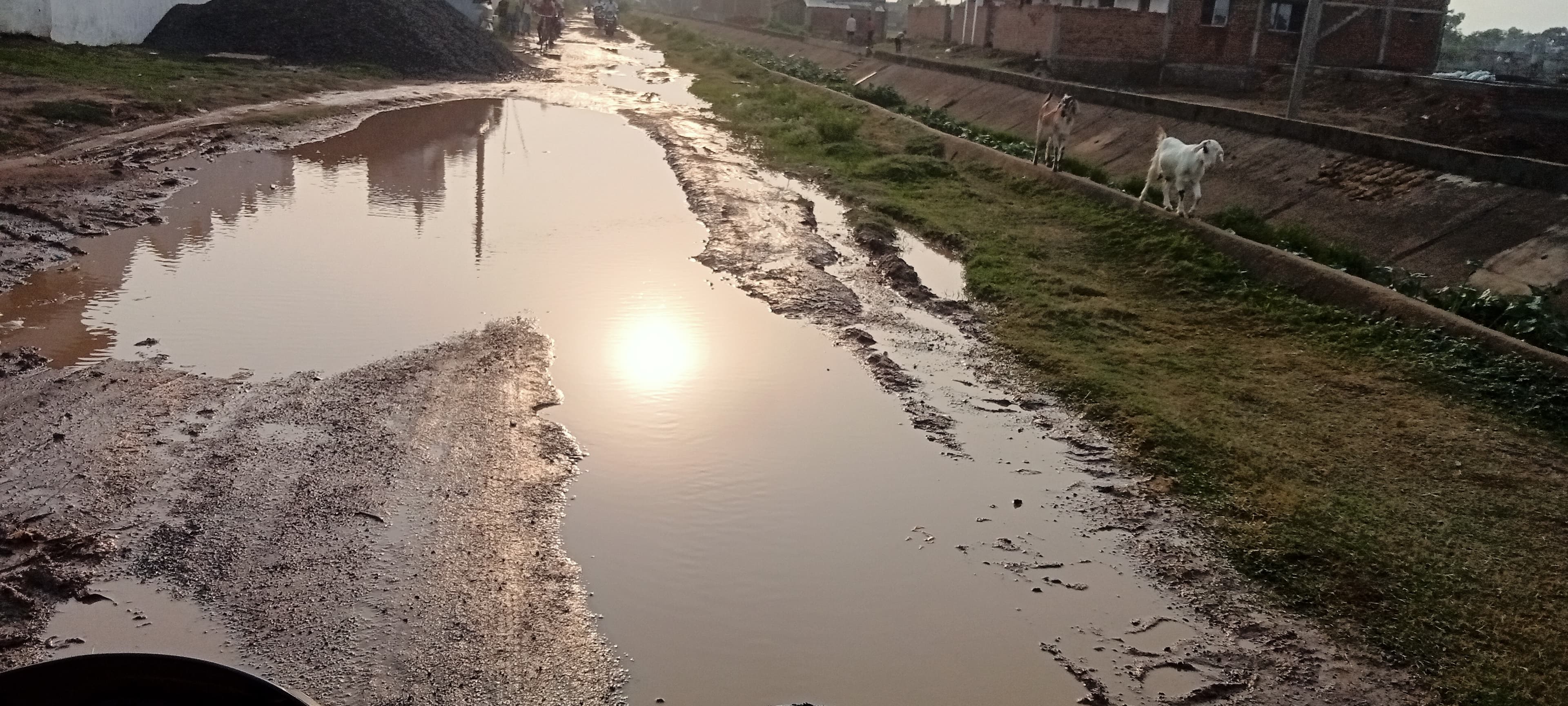 जर्जर सड़कों से ग्रामीण परेशान, आंदोलन की तैयारी में लोग