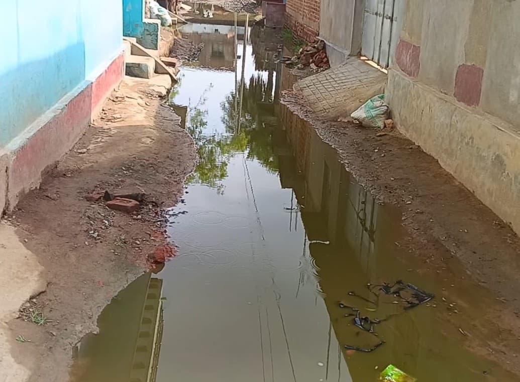 तेज बारिश से पथरगामा में जलजमाव, सड़कों की हालत बदहाल