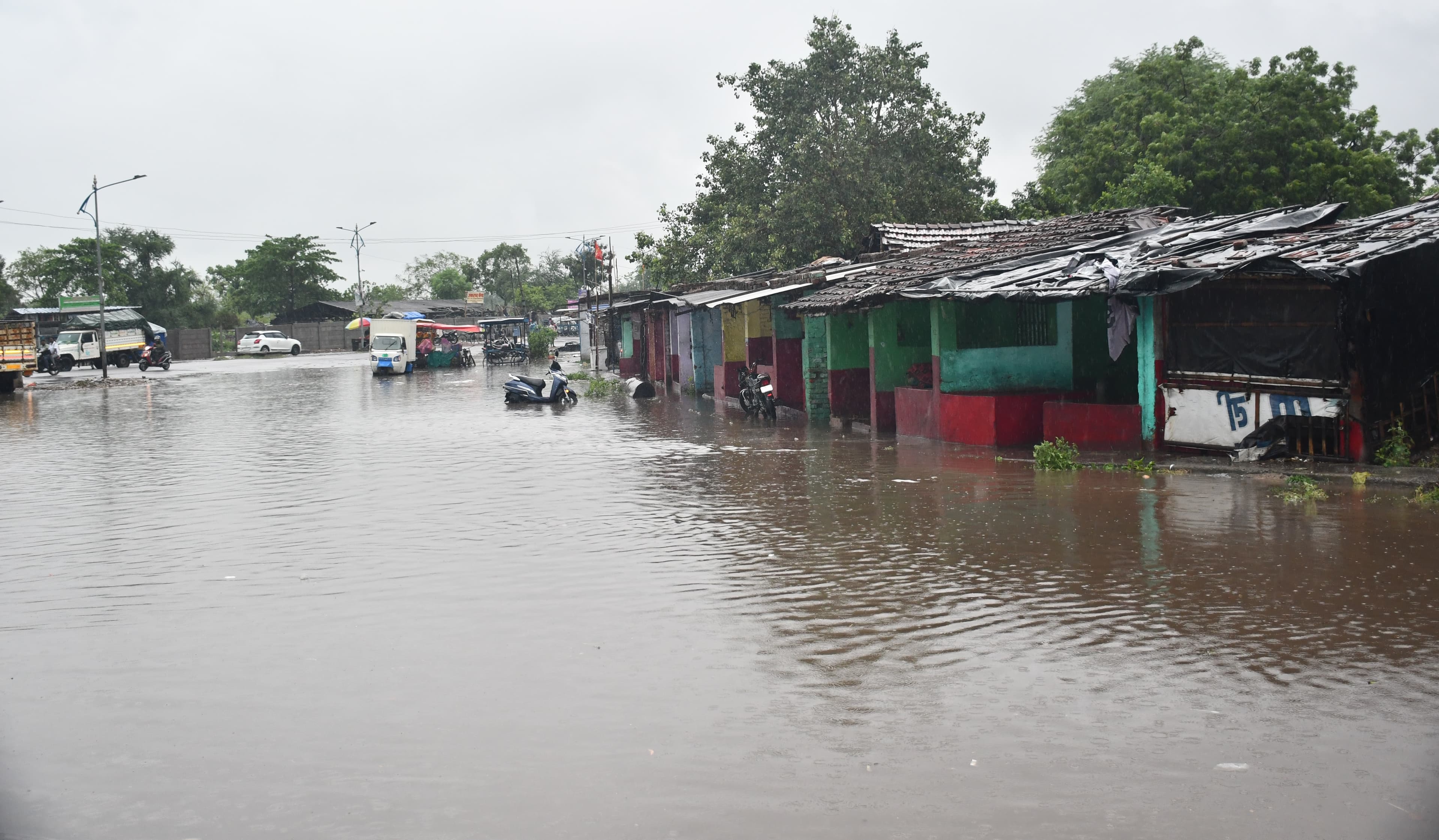 Bokaro News : बारिश से तापमान गिरा, जगह-जगह जलजमाव से लोगों को परेशानी