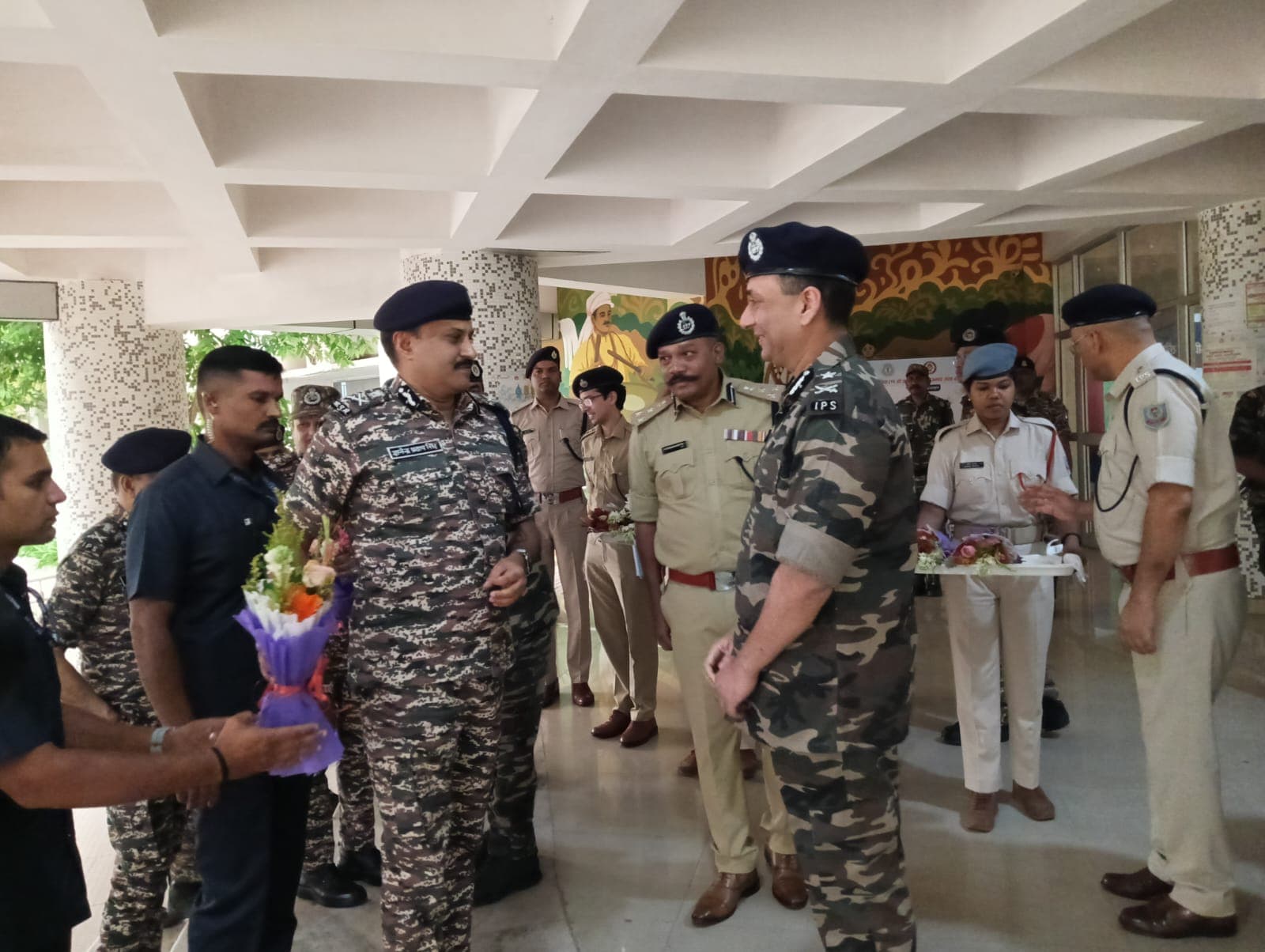 Chaibasa News : मिसिर बेसरा को ढूंढ निकालें, सारंडा को पूरी तरह नक्सलमुक्त करें : डीजी