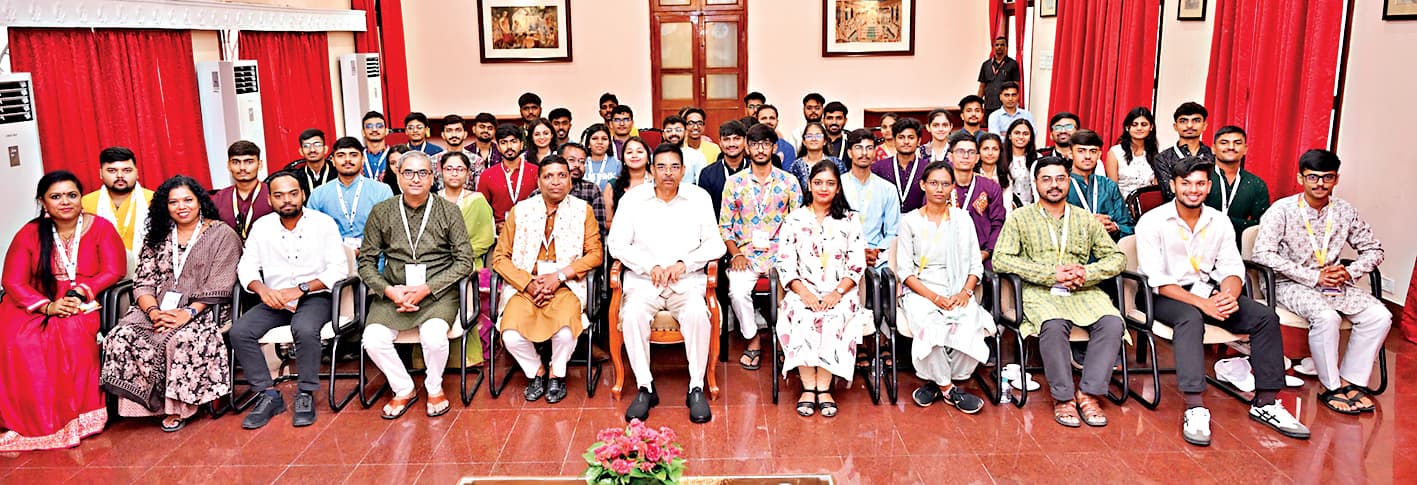 Rourkela News: आत्मनिर्भरता, पर्यावरणीय उत्तरदायित्व और सांस्कृतिक समझ विकसित करें युवा : डॉ कंभमपति