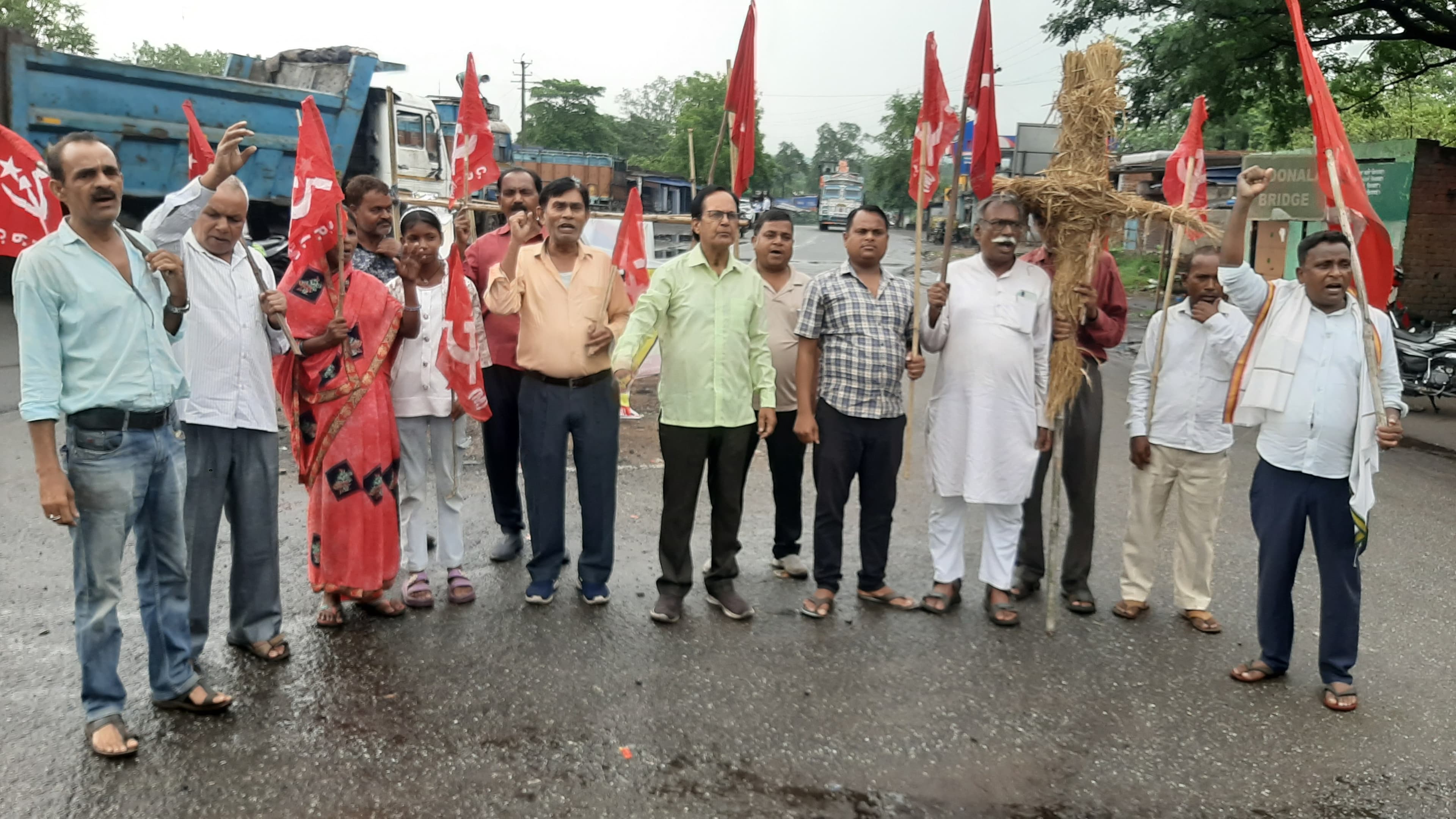 Bokaro News : माकपा ने केंद्र व केरल सरकार का पुतला दहन कर जताया रोष