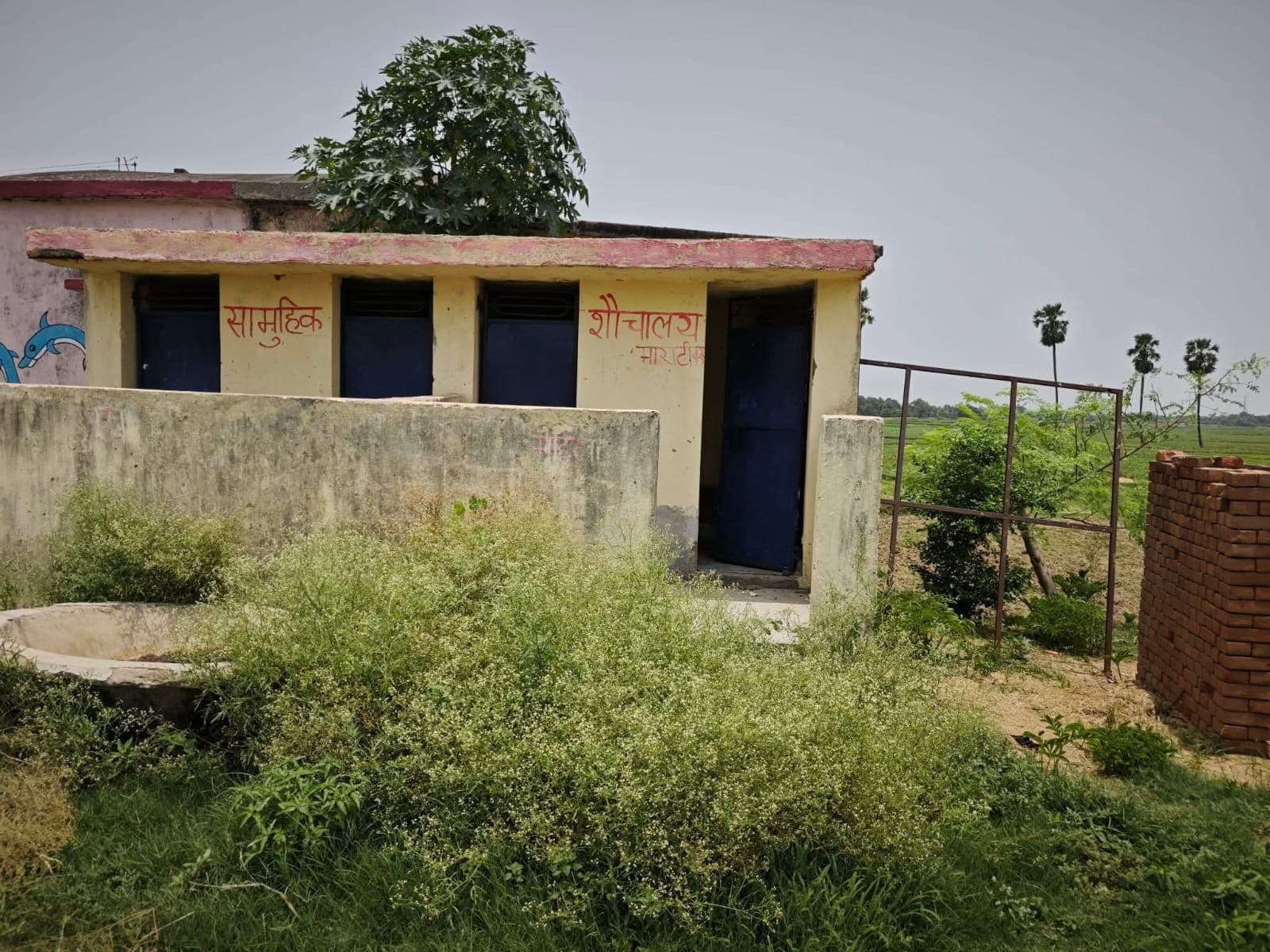 मराटीकर में बेकार पड़ा सामुदायिक शौचालय, ग्रामीणों में नाराजगी