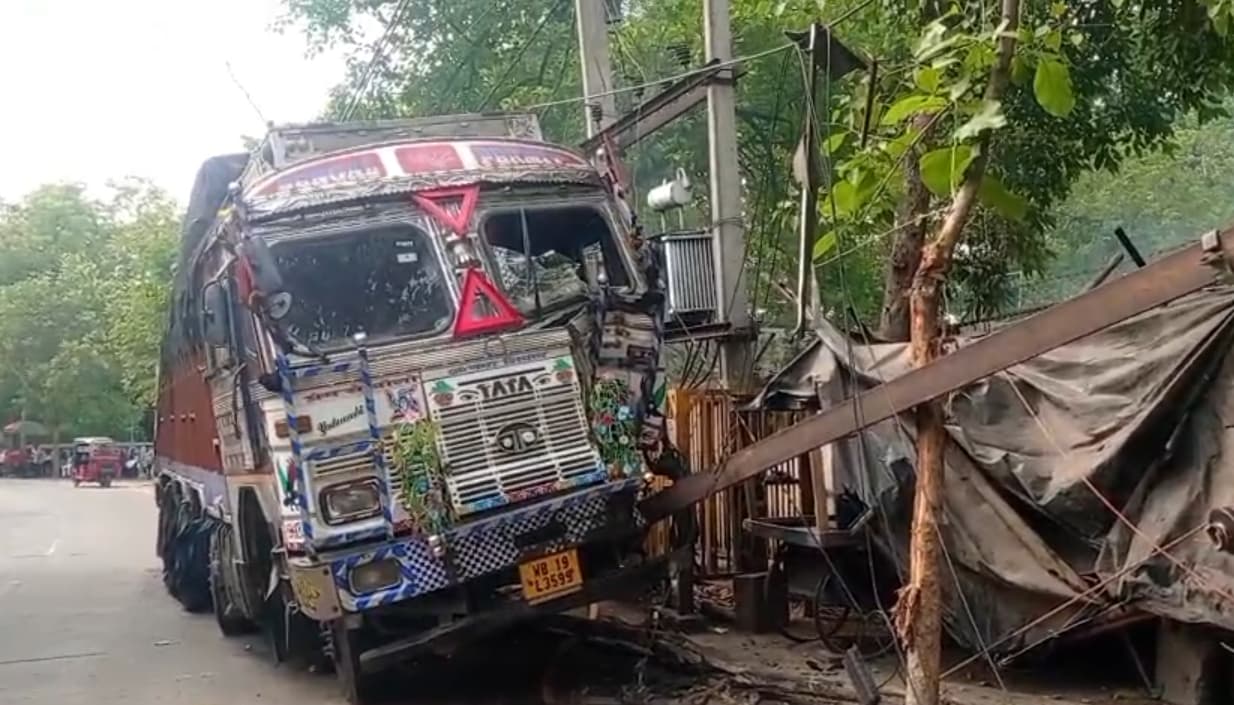 ट्रक के धक्का से बिजली पोल क्षतिग्रस्त, ट्रक चालक पर सदर थाना में मामला दर्ज