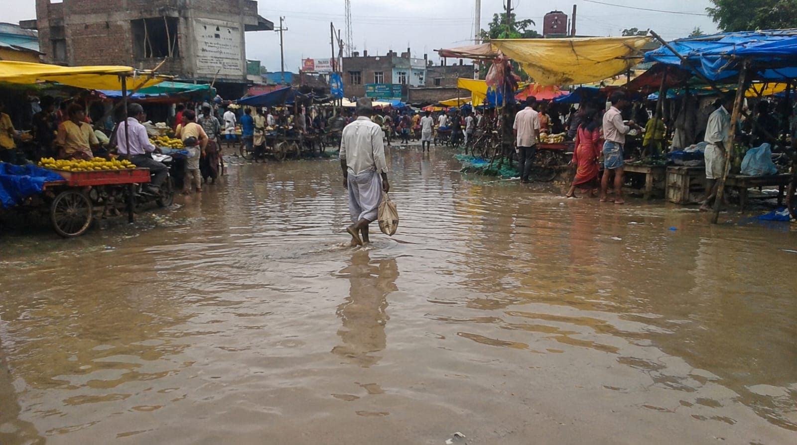 इस्माईलपुर प्रखंड में मूलभूत सुविधाओं का अभाव, ग्रामीणों की बढ़ी परेशानी