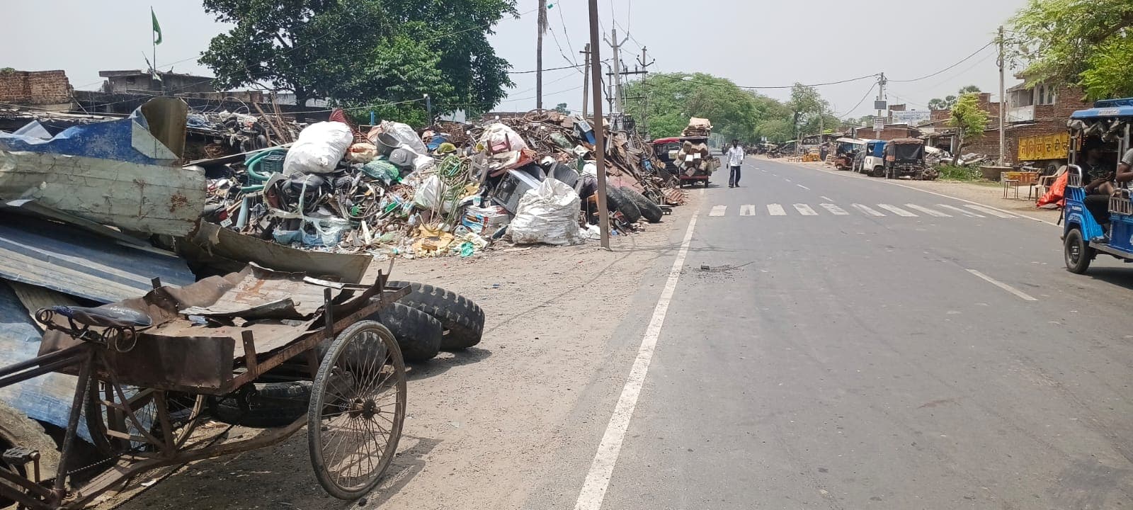 काफी संख्या में प्रवासी मजदूर बाराहाट में कबाड़ के लिए कर रहे काम