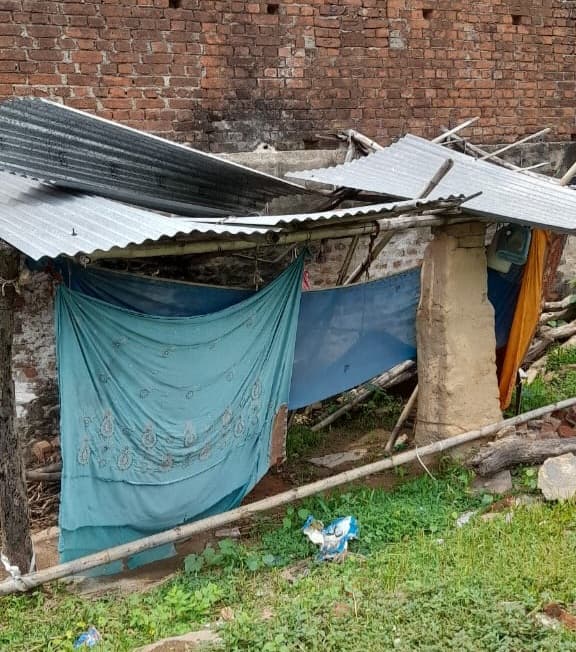 आंधी में पशुपालक का गोशाला हुआ क्षतिग्रस्त, बारह हजार से अधिक की हुई क्षति