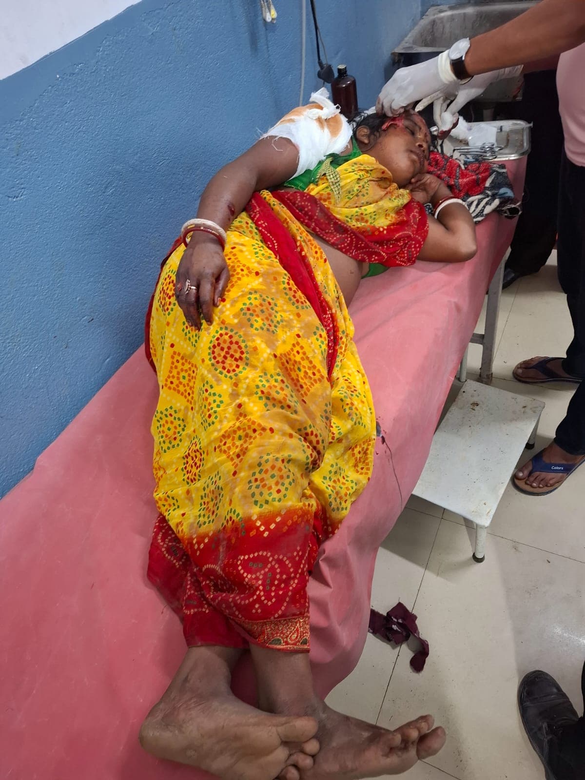 घरेलू विवाद में पिता ने बेटे और बहू पर दबिया से किया हमला, दोनों घायल