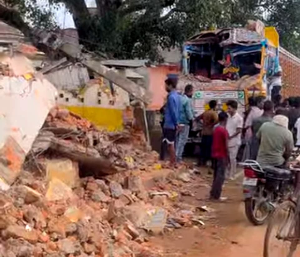 यात्री शेड में घुसा ट्रक, यात्री शेड ध्वस्त