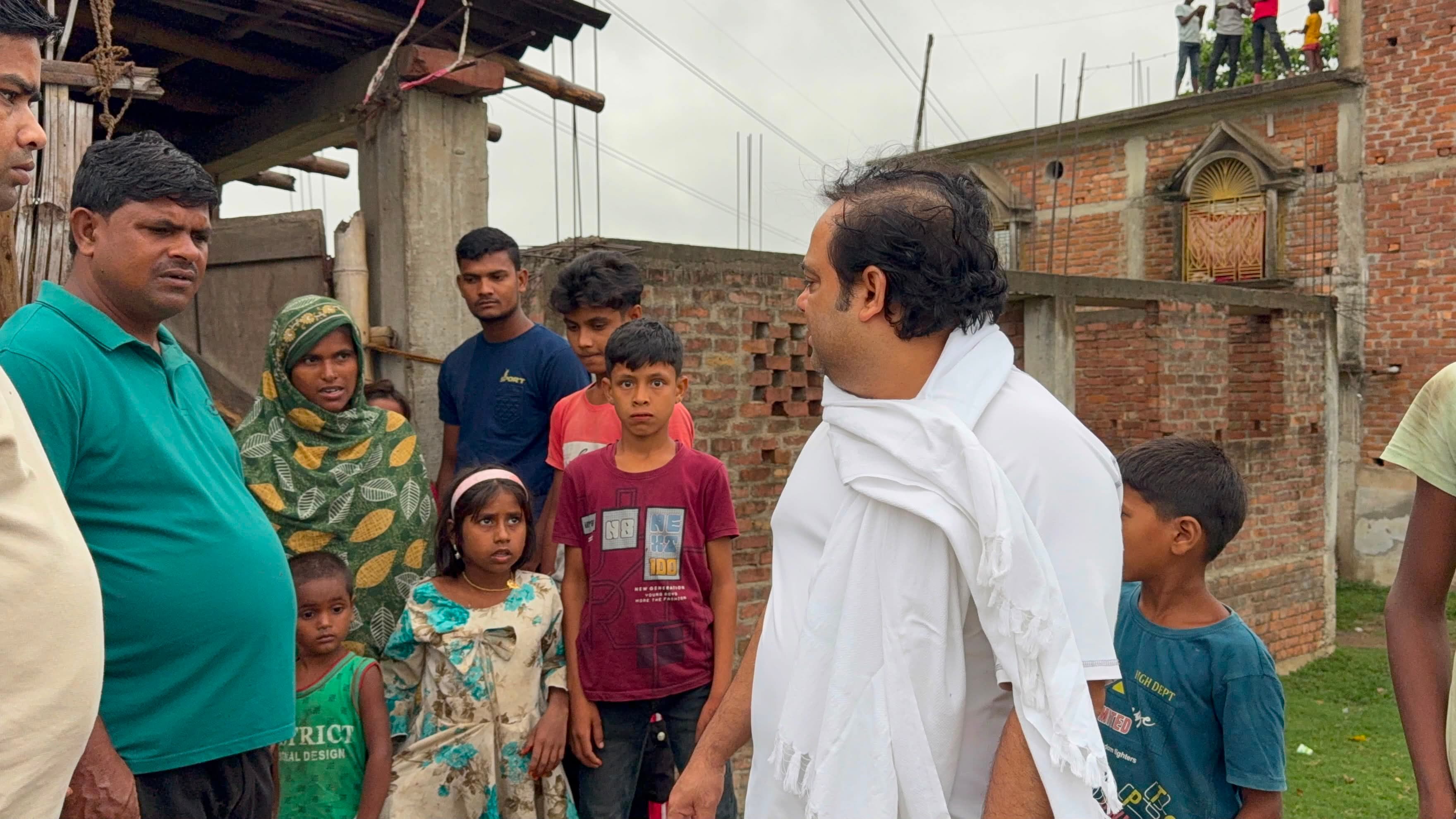 भूखे परिवार की मदद को आगे आये समाजसेवी अजहर इस्लाम