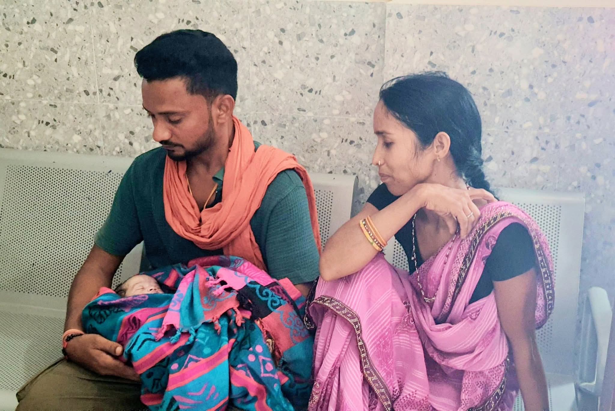 नवजात की मौत पर फूटा परिजनों का गुस्सा, सीएचसी में हंगामा व तोड़फोड़