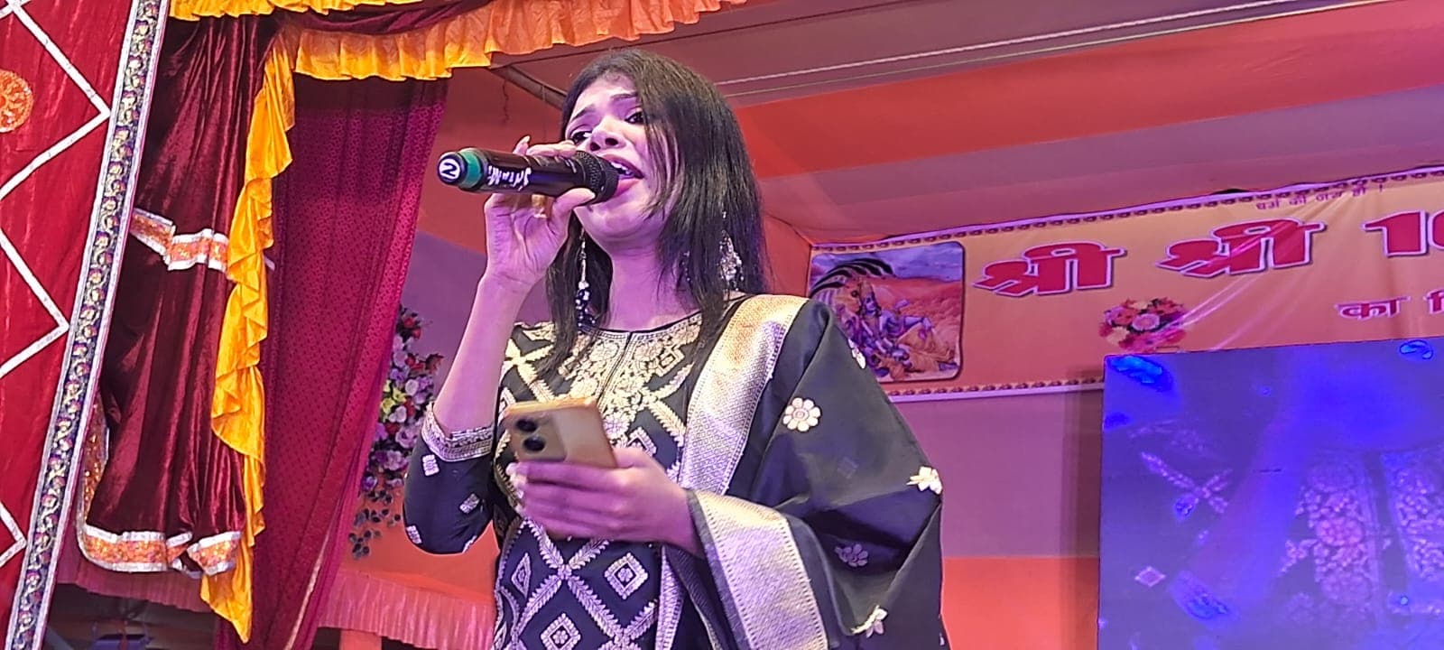 श्याम तेरी बंसी पुकारे राधा नाम...भजन पर झूमे श्रोता