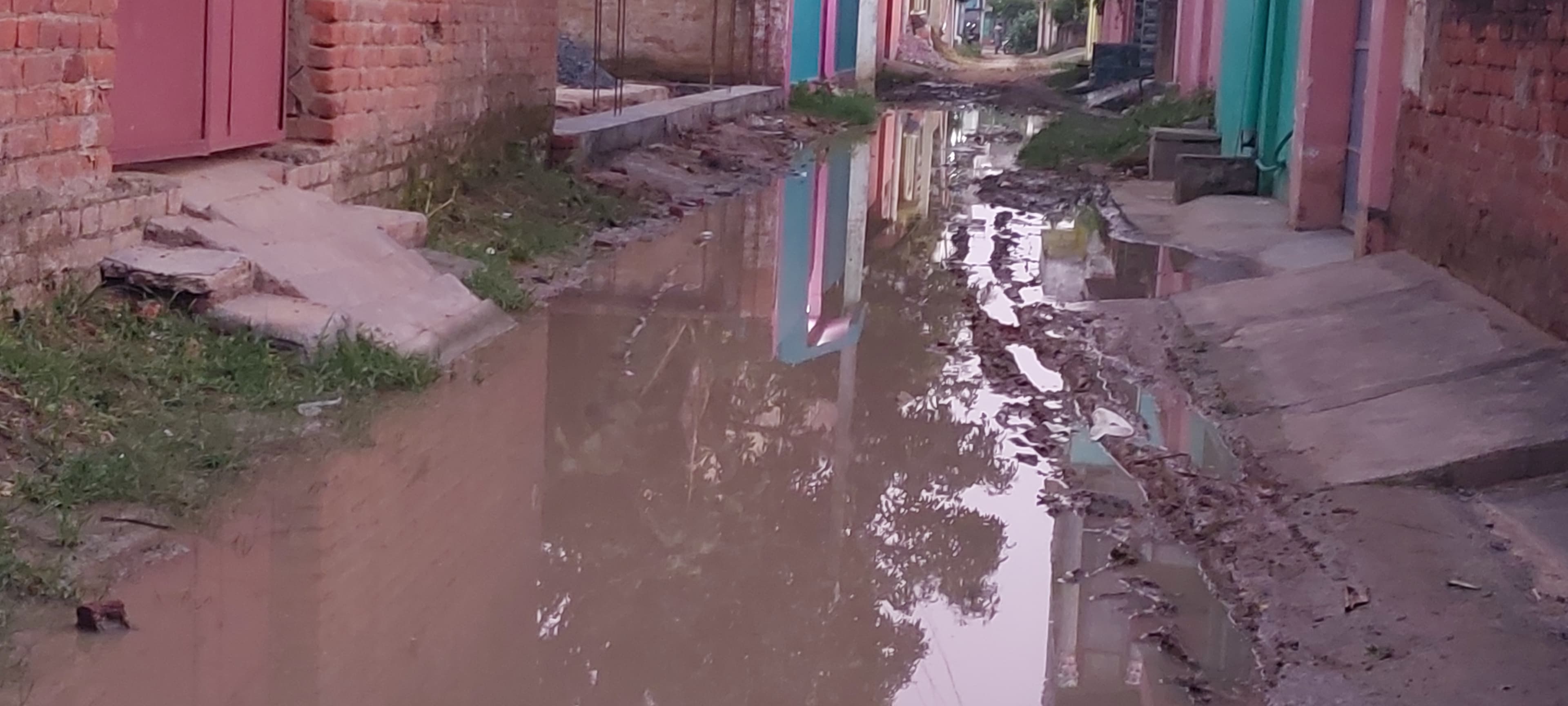 टीचर्स कॉलोनी में गलियों में जलजमाव से घरों से निकलना मुश्किल