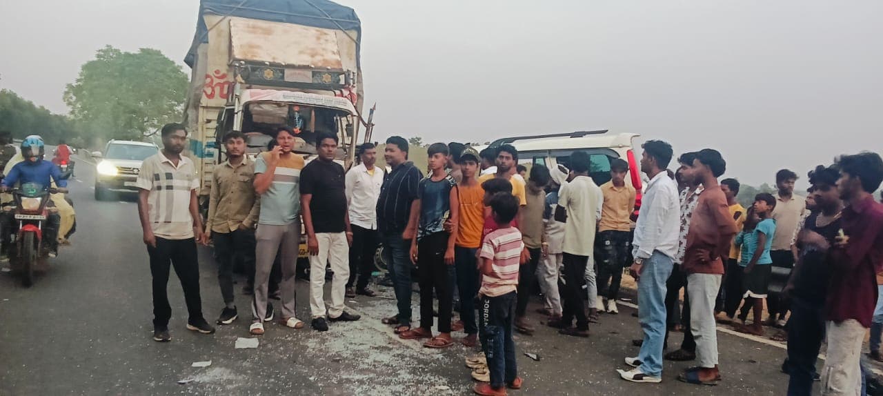 तीखे मोड़ पर स्कॉर्पियो व 407 में टक्कर, तीन घायल